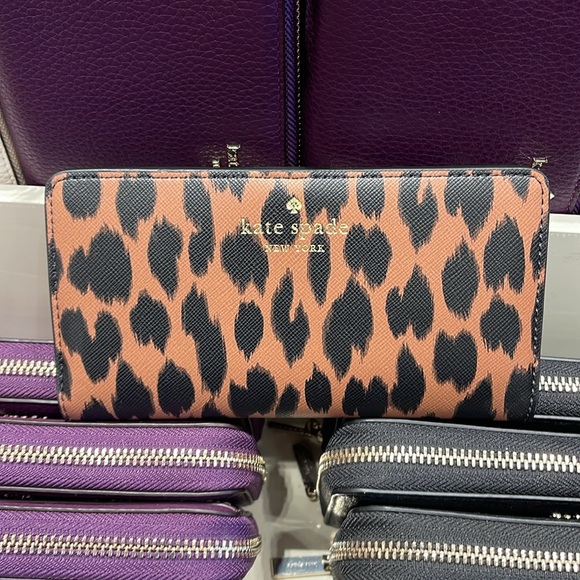 Kate Spade Schuyler Large Slim Bifold Wallet
COLOR:
Multi
NWT - Picture 6 of 16